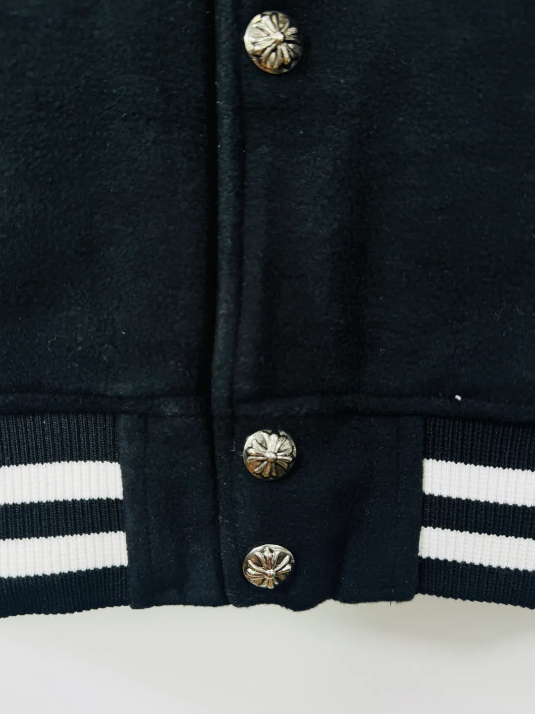 P520 top version 🐮 Real shot without P, ​​different from market products] Chrome Hearts 🍁Winter clothing is coming🍁 Sanskrit cross woolen leather sleeves spliced ​​baseball embroidered cotton jacket, heavy embroidery ➕ both sleeves and whole leather, counter synchronization, heavy industry! ! Customized version of thickened woolen fabric, silk lining, customized version of hardware, not the ordinary version on the market! ! Recommended color: wool with leather Code numbers: S, M, L, XL